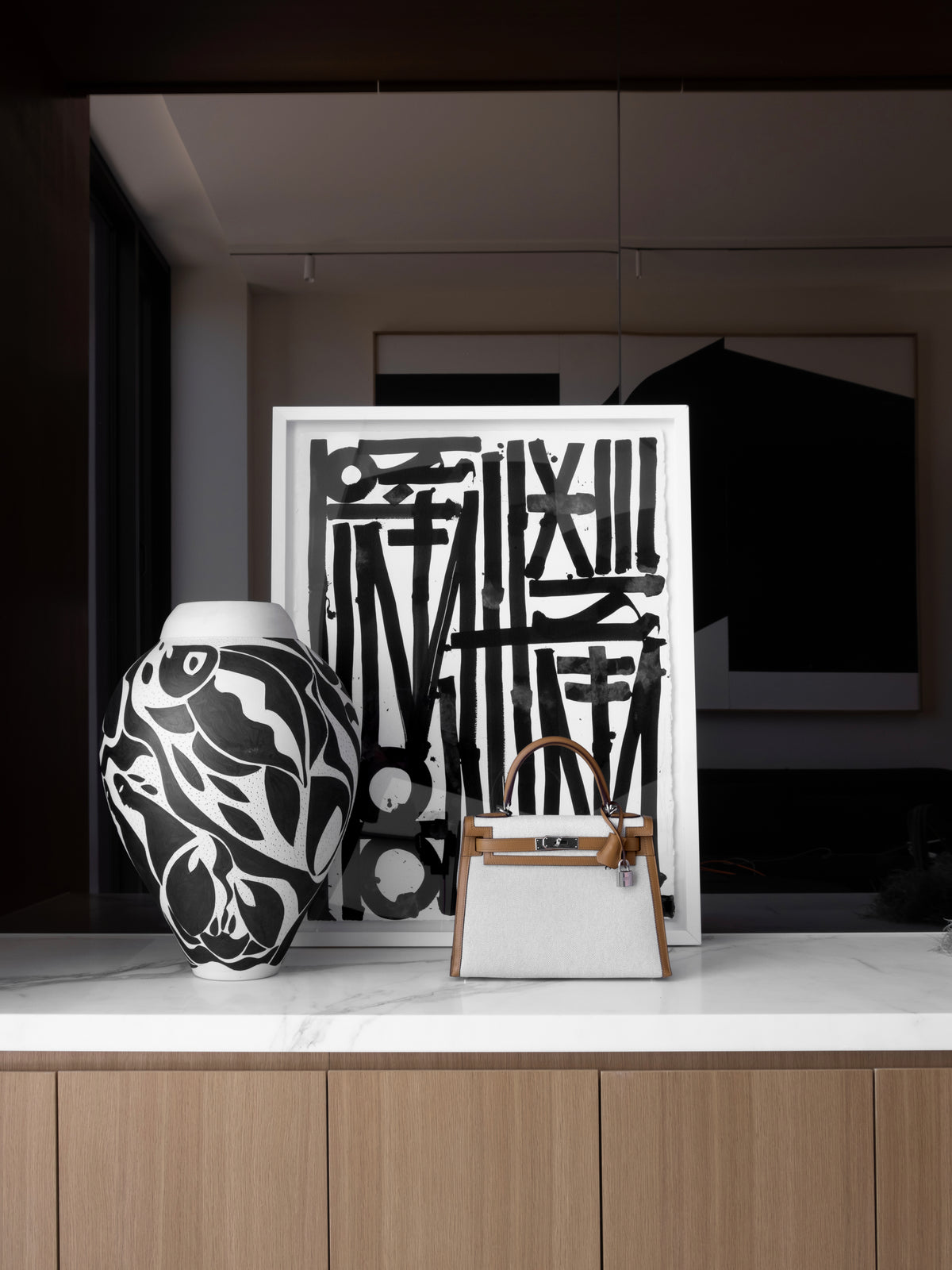 Hermès Kelly and artwork by Retna.