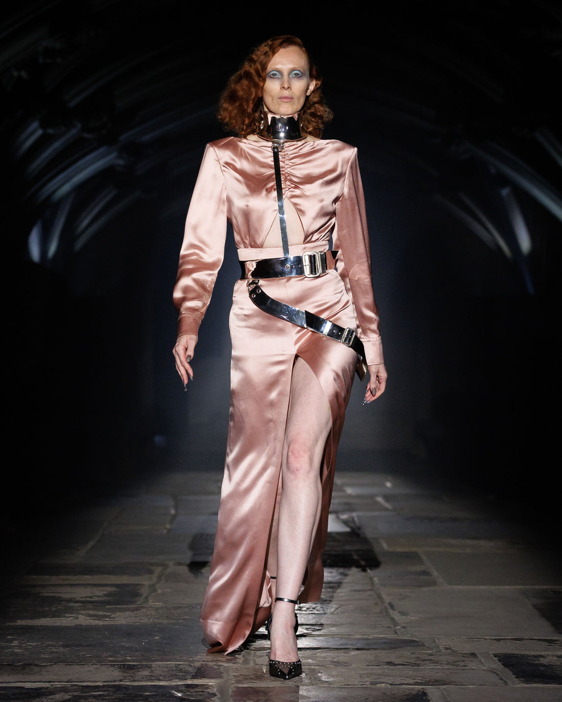 Karen Elson wearing Shaun Leane’s Silver Harness, No. 7 from 12, on Seán McGirr’s McQueen Spring/Summer 2027 runway