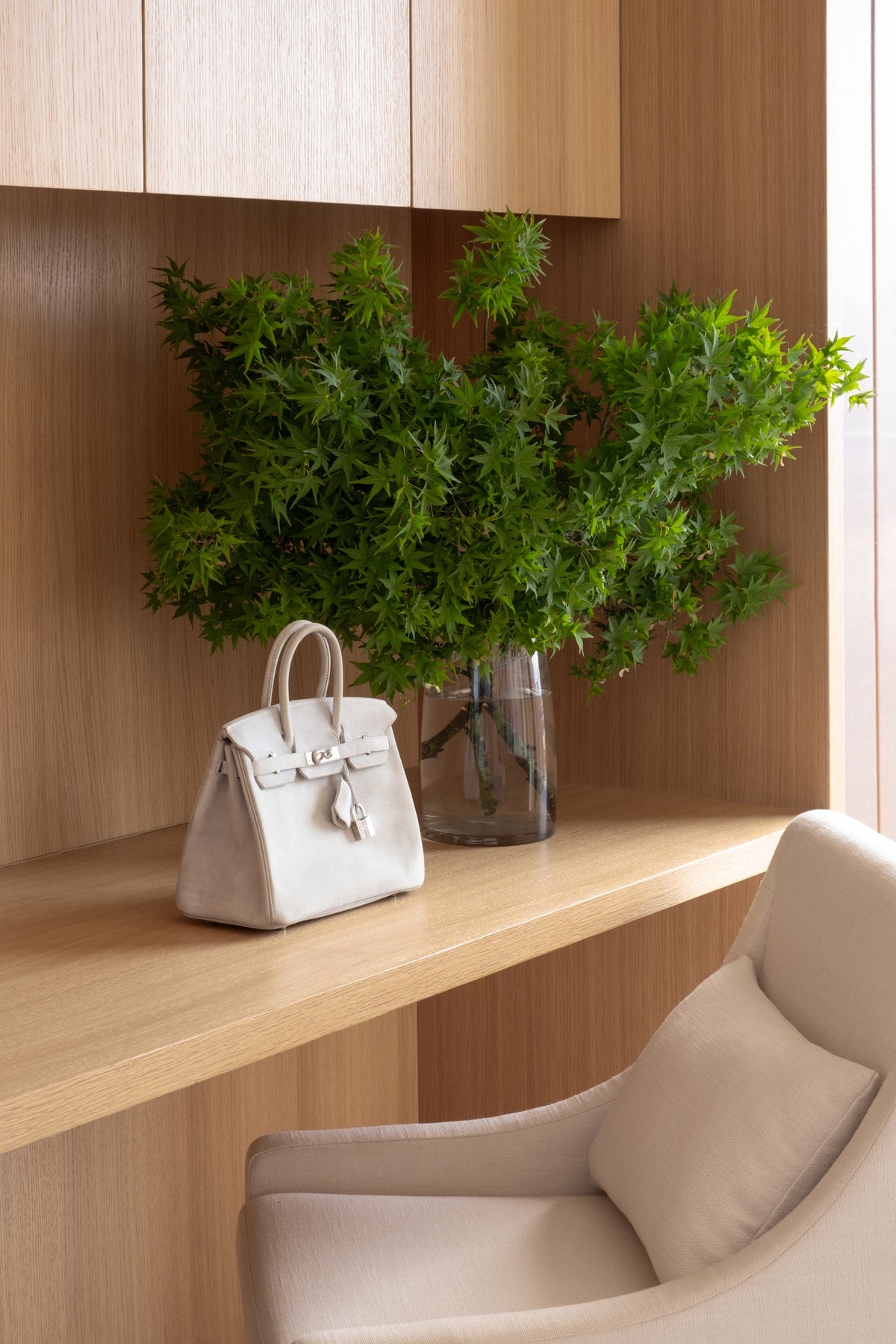 Hermès Kelly by the window.