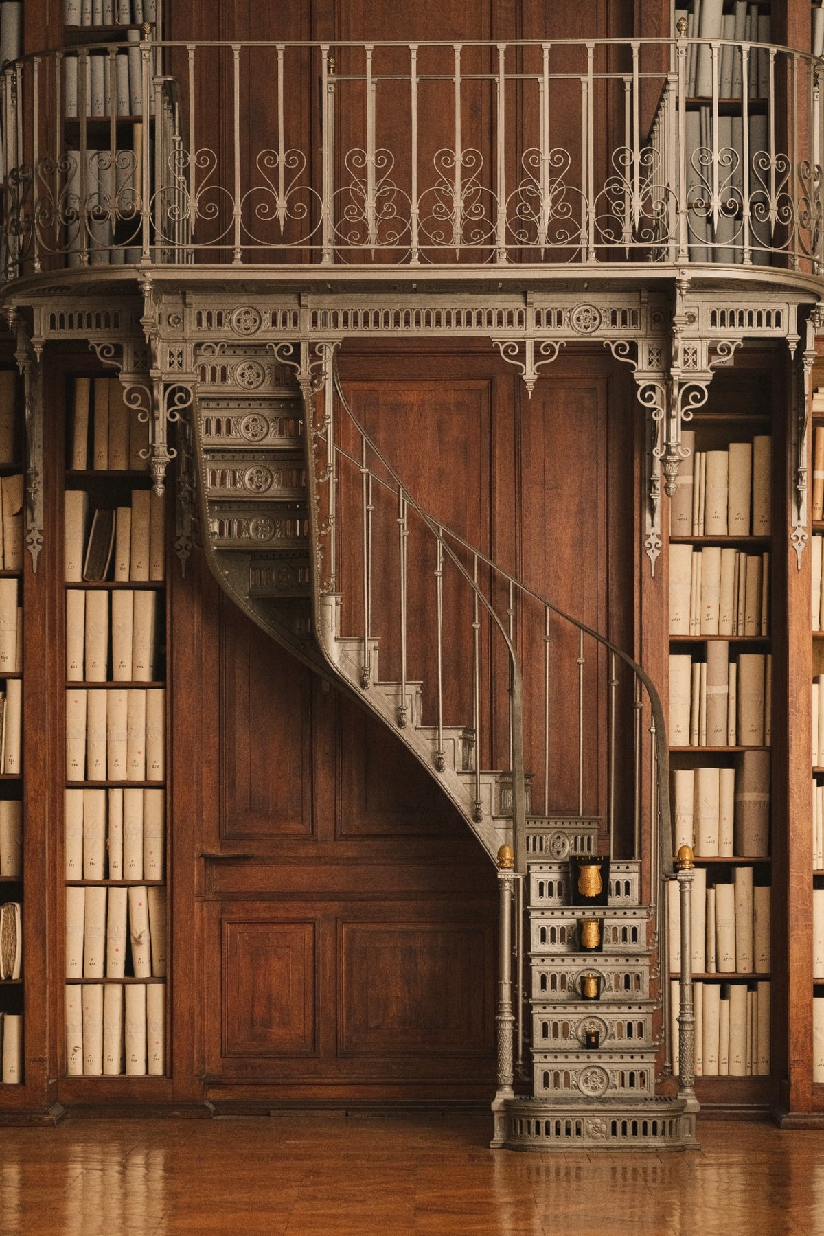 Trudon classic green candles in four sizes on a library staircase — Photo retouchée